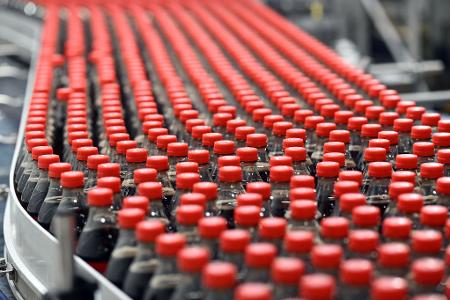 Eine Produktionsanalge von Coca-Cola. (Archivbild)