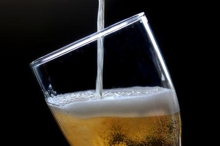 Es wird immer weniger alkoholhaltiges Bier getrunken. (Symbolbild)