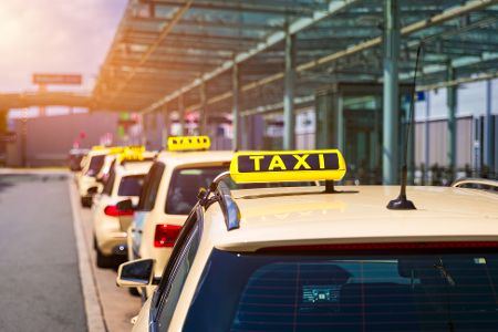 Reihen von Taxen vor einem Flughafen