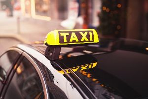 Taxischild auf Auto