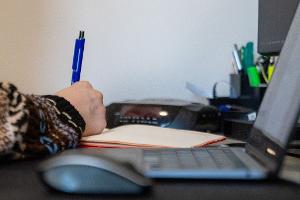Viele Arbeitnehmerinnen und Arbeitnehmer arbeiten zumindest zeitweise von zu Hause aus. (Symbolbild)