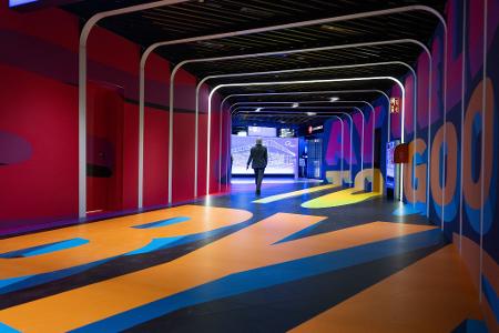 Alles so bunt hier: Blick in einen Gang im neuen Terminal 3 des Flughafens Frankfurt.