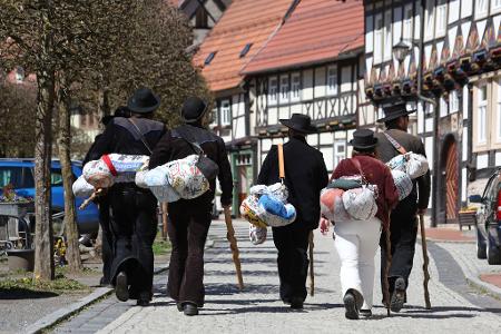 Wandergesellen sind im Harz unterwegs.