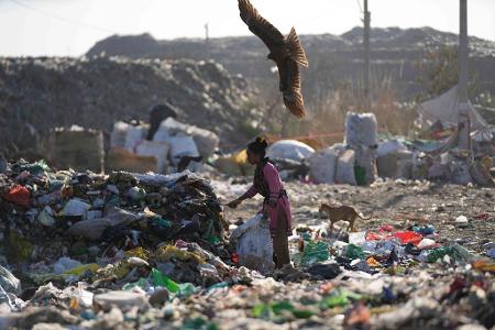 Eine Frau sucht auf einer Mülldeponie im indischen Jammu nach etwas Verwertbarem.