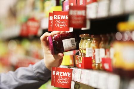 Auch Rewe-Kunden kauften zuletzt häufiger Eigenmarkenprodukte. (Archivbild)