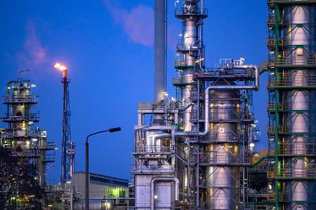 Die Ölraffinerie PCK in Schwedt bezieht kein russisches Öl mehr, erhält aber über die durch Russland verlaufende Druschba-Pipeline Öl aus Kasachstan. (Archivbild)