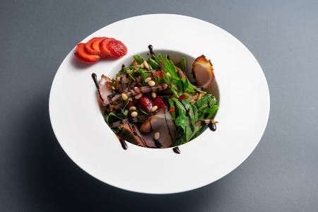 Rucola-Salat mit Erdbeeren und Schinken