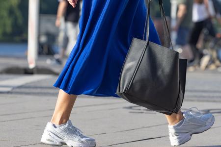 Kleid trifft Sneaker: Mit diesen Modellen gelingt der Frühlingslook