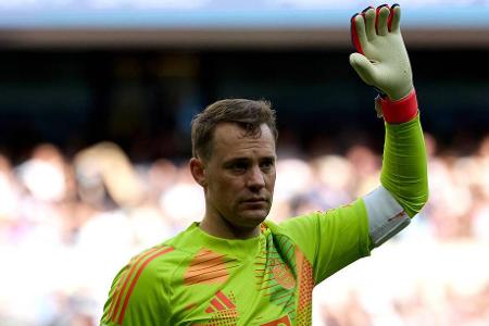 TOR: Manuel Neuer - Note: 2,0 - Musste vor der Pause praktisch nicht ins Spiel eingreifen. Beim ersten Abschluss der Werkself durch Tella brauchte es dann gleich einen Weltklasse-Reflex von ihm. Rettete in der Schlussphase noch einmal per Kopf weit vor seinem Tor. Sehr souveräner Auftritt des Bayern-Keepers.