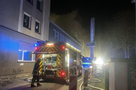 Löschfahrzeug vor dem Gebäude