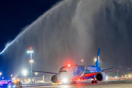 Eine Passagiermaschine von China Southern Airlines, die als erste das neue Terminal 3 angeflogen hat, wird mit Wasserfontänen am Flughafen Frankfurt begrüßt.