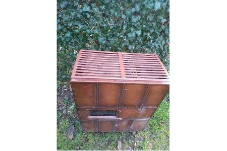 Der Heizofen wurde an einem Waldstück auf Höhe der Turmstraße 56 abgestellt.