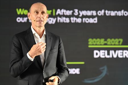 VW-China-Chef Ralf Brandstätter will in dem Land mit weniger Fabriken auskommen. (Archivbild)