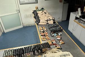 Mutmaßliches Diebesgut - Sichergestellte Beute- Souvenire im Wert von über 1.200 Euro-
Foto-Quelle: Bundespolizeiinspektion Hamburg-