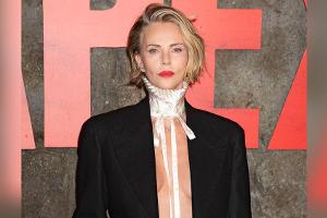 Nur mit Blazer: Charlize Theron wagt Oben-ohne-Look bei Filmpremiere