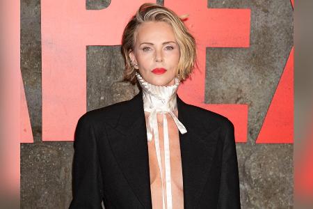 Nur mit Blazer: Charlize Theron wagt Oben-ohne-Look bei Filmpremiere