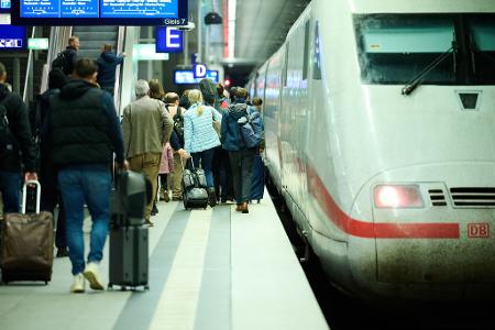 Die chronischen Pannen bei der Bahn haben Auswirkungen: Laut einer Umfrage meiden viele Menschen die Züge. (Symbolbild)