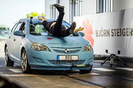 Autsch!! Bei einem Crashtest wird ein Frontalunfall mit einem Dummy und einem Pkw in Münster simuliert.