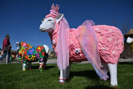 Bunte Tierfiguren stehen auf dem Gelände der Landesgartenschau Leinefelde-Worbis in Thüringen.