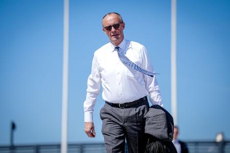 Mit wehendem Schlips und Sonnenbrille: Bundeskanzler Merz geht auf dem militärischen Teil des Flughafens BER zum Airbus A321 der Luftwaffe, um nach Zypern zu fliegen. 