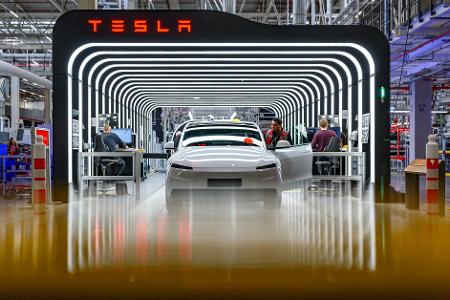 In der Tesla-Autofabrik Berlin-Brandenburg werden Fahrzeuge vom Typ Model Y bei der Endkontrolle geprüft. Tesla will die Anzahl der Mitarbeiter im Werk erhöhen. 