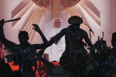 Gläubige in traditionellen Kostümen treten für Papst Leo XIV. während seines Treffens mit jungen Menschen und Familien im Stadion von Bata in Äquatorialguinea auf.