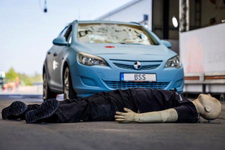 Ein Mensch hätte keine Chance gehabt: Das Crashtest-Auto hatte ihn mit 40 Stundenkilometern ungebremst erfasst.