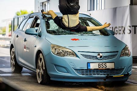 Beim Aufprall versplittert die Windschutzscheibe des heranfahrenden Autos. 