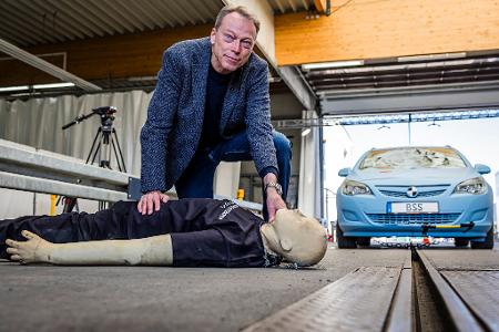 Nach dem Crashtest ist Unfallforscher Siegfried Brockmann sicher: Diesen Frontalzusammenstoß mit einem Auto hätte ein Fußgänger nicht überlebt. 