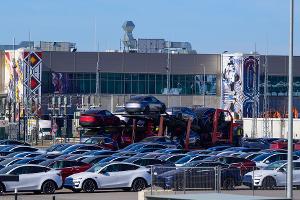 Der US-Elektroautobauer Tesla will die Zahl der Beschäftigten in seinem Werk in Grünheide erhöhen.(Archivbild)