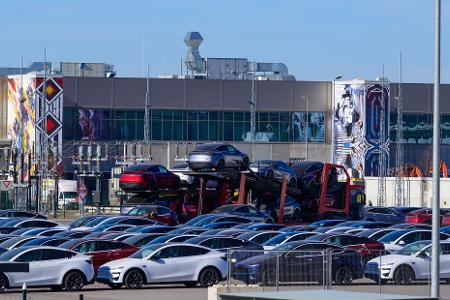 Der US-Elektroautobauer Tesla will die Zahl der Beschäftigten in seinem Werk in Grünheide erhöhen.(Archivbild)
