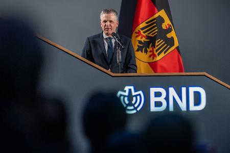 Der für die Geheimdienste zuständige Kanzleramtschef Thorsten Frei (CDU) verspricht dem BND den nötigen Instrumentenkasten für dessen künftige Aufgaben.