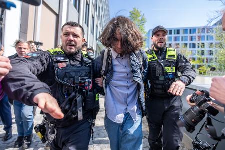 Der Mann wurde abgeführt.