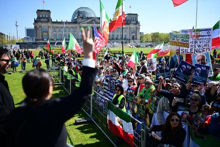 Pahlavis Unterstützer demonstrierten am Bundestag.