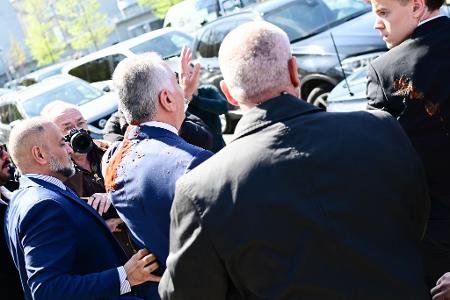 Reza Pahlavi, beschmiert mit roter Flüssigkeit.