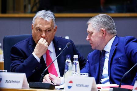 Ungarns Ministerpräsident Viktor Orban (l) und der slowakische Ministerpräsident Robert Fico blockierten gemeinsam die neuen EU-Sanktionen gegen Russland. (Archivbild)