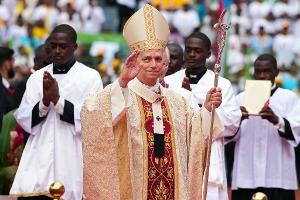 Papst Leo XIV. bei seiner letzten Messe in Afrika.