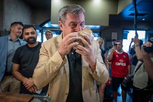 Die Weltlage sei ernst geworden - das will Bayerns Ministerpräsident Markus Söder (CSU) künftig auch bei seinen Social-Media-Auftritten berücksichtigen - und nicht mehr ganz so viele Döner-Fotos posten (Archivbild). 