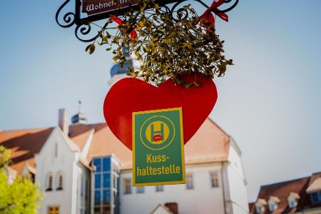Rotes Herz und Mistelzweig: Auf dem Marktplatz in Eisenberg ist Küssen ausdrücklich erwünscht.