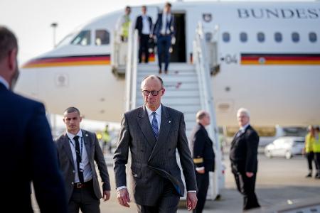 Bundeskanzler Friedrich Merz (CDU) kommt für das informelle Treffen der Staats- und Regierungschefs der EU-Staaten auf dem Flughafen Larnaka International auf Zypern mit einem Airbus A321 der Luftwaffe an.