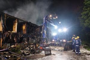 Bei einem Großbrand im Grevenbroicher Industriegebiet Ost wurde am Donnerstagabend (23.4.) ein Autoteilehandel zerstört, Kräfte der Feuerwehr waren bis ca. 2:30 Uhr im Einsatz, eine Brandwache ist für Nachlöscharbeiten bis voraussichtlich Freitagabend noch vor Ort. Foto: Feuerwehr Grevenbroich