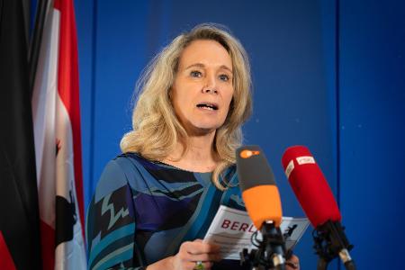Berlins Kultursenatorin Sarah Wedl-Wilson (parteilos) zieht die Konsequenzen aus Kritik an ihrem Verhalten bei der Vergabe von Fördermitteln. 
