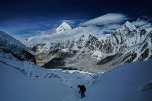 Das kurze Zeitfenster für den Gipfelsturm zum Mount Everest öffnet sich bald, doch der Weg vom Basislager ist noch versperrt. (Archivbild)