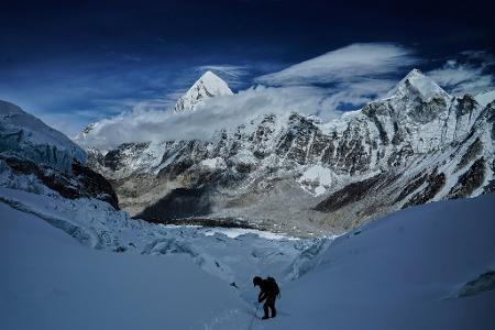 Das kurze Zeitfenster für den Gipfelsturm zum Mount Everest öffnet sich bald, doch der Weg vom Basislager ist noch versperrt. (Archivbild)