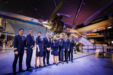 Neue Kleidung für 33.000 uniformtragende Lufthanseatinnen und Lufthanseaten. 