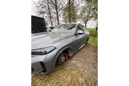 Die Reifen des aufgebockten BMW wurden entwendet.
Foto: Polizei Minden-Lübbecke