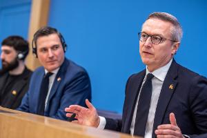 Digitalminister Karsten Wildberger (r.) und sein kanadischer Amtskollege Evan Solomon stellen den deutsch-kanadischen Deal in Berlin bei einer Pressekonferenz vor. 