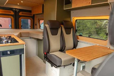 Kompanja Zwei L, Campingbus, innen, Sitzgruppe