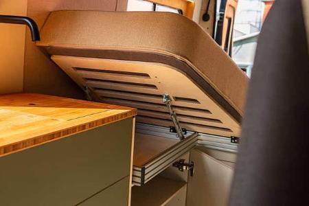 Kompanja Zwei L, Campingbus, innen, Bett