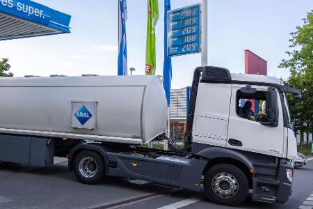 Für die Steuer kommt es nicht auf den Verkauf an den Endverbraucher, sondern auf die Lieferung zur Tankstelle an. (Archivbild)